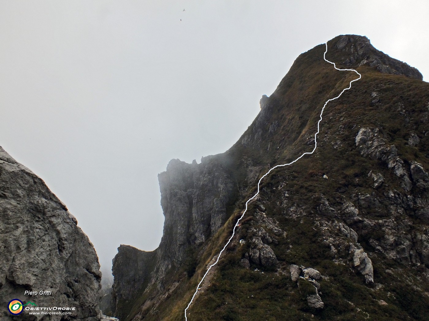 66 La ripida discesa da Cima di Campelli.JPG